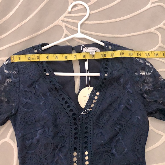 Lace dress - Picture 3 of 6